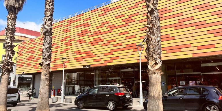 Exterior del mercado de Fondo en Santa Coloma / ÁNGELA VÁZQUEZ