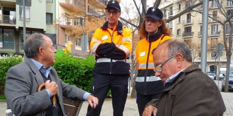 Agentes cívicos conversan con dos vecinos / AJ BCN