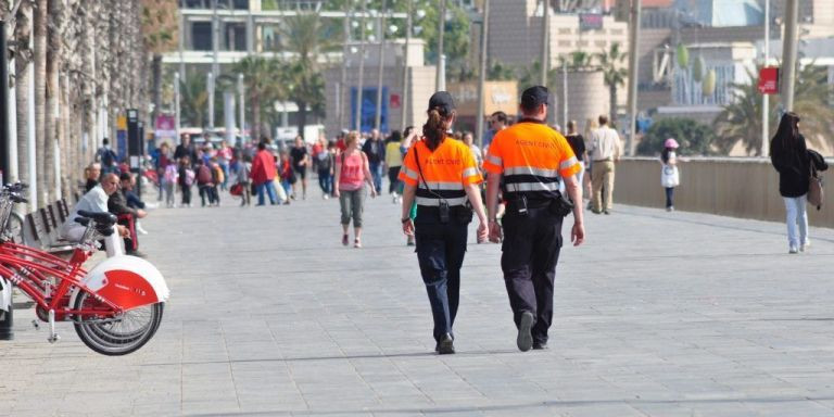 Agentes cívicos en el paseo Marítimo / AJ BCN