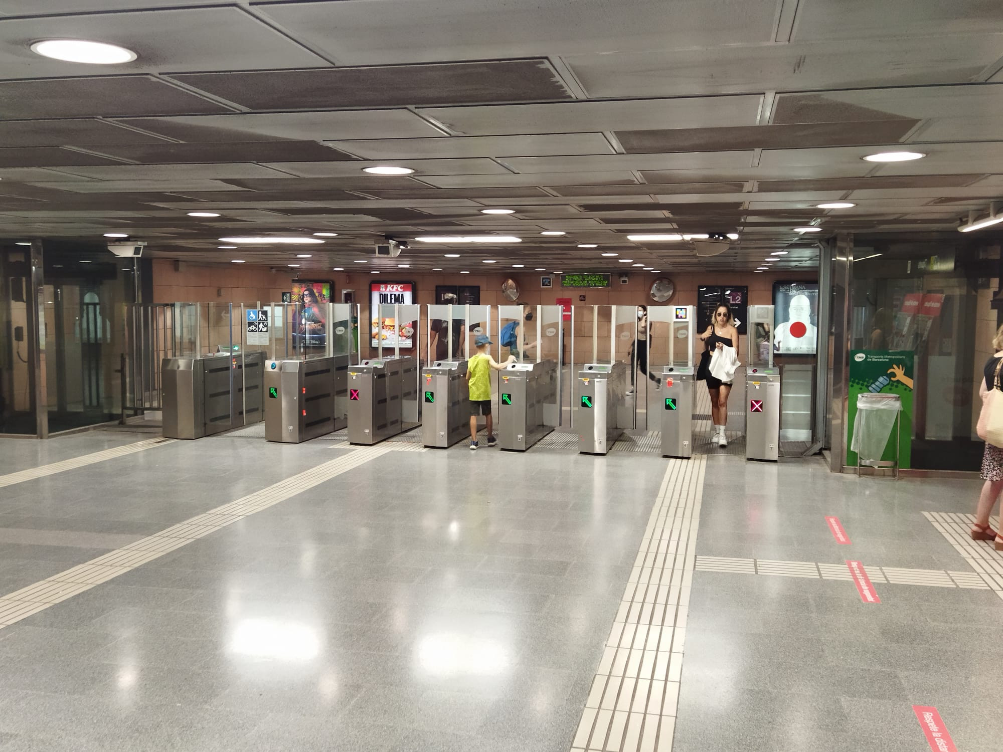 Validadoras de los billetes y abonos en una estación del metro de Barcelona / METRÓPOLI