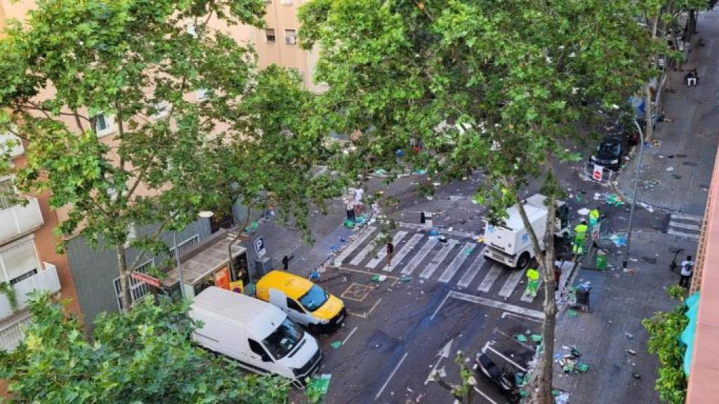 Suciedad que dejó la macrofiesta ilegal en el Turó de la Peira