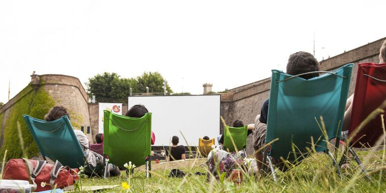 Asistentes durante una edición anterior del cine a la fresca en Montjuïc / SALA MONTJUÏC