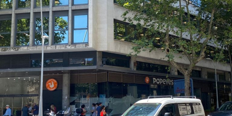 Exterior del nuevo local de Popeyes en Barcelona / METRÓPOLI