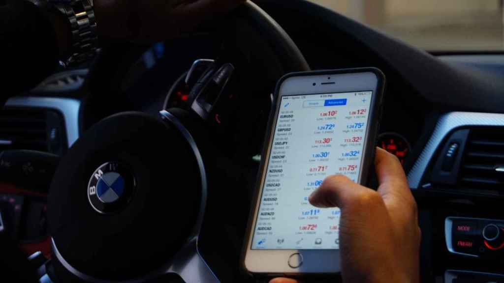 Trading desde el coche a través de un móvil / PEXELS