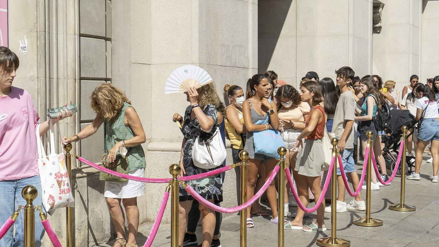 Colas en el exterior de la tienda Shein de Barcelona / LENA PRIETO