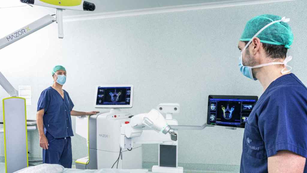 Los neurocirujanos Pablo Clavel e Ignasi Català se preparan para una intervención con la plataforma de guiado robótico para columna Mazor X Stealth™ Edition