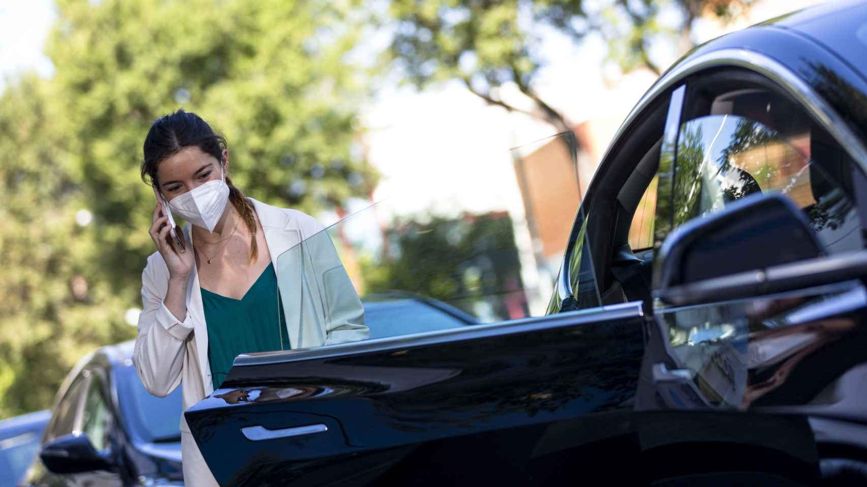 Una pasajera saliendo de un vehículo de Cabify / CABIFY