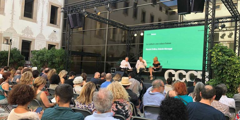 Asistentes en el patio del CCCB al debate entre Antonio Manegal y Nuccio Ordine / MA