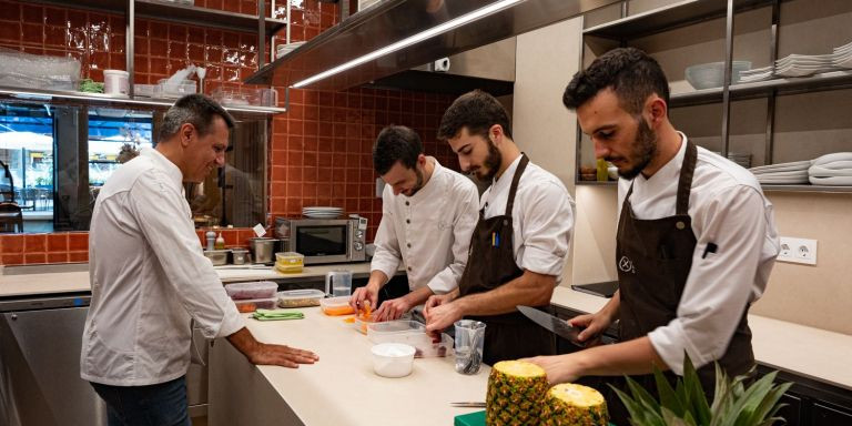 Los chefs Oriol Castro y Nil Dulcet, junto a otros cocineros del restaurante Compartir Barcelona / LUIS MIGUEL AÑÓN (MA)        