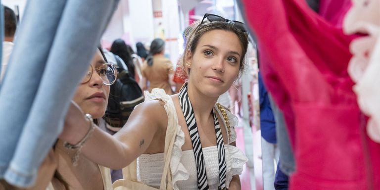 Una clienta observa las prendas en la pop-up de Shein Portal del Ángel en Barcelona / LENA PRIETO