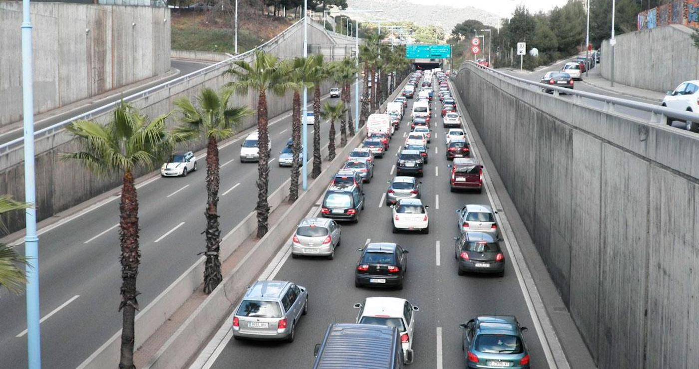 Imagen de un día de caos circulatorio en la ronda de Dalt de Barcelona / CG