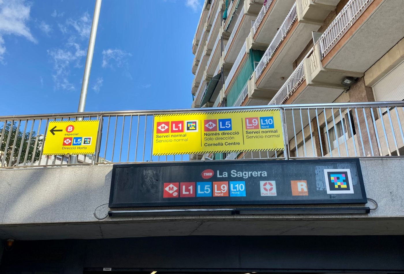 Carteles en la estación del metro de la Sagrera en el primer día de obras en la L5 del metro / METRÓPOLI