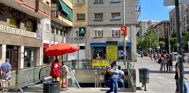 La entrada principal del metro de la Sagrera con un punto informativo por las obras / METRÓPOL