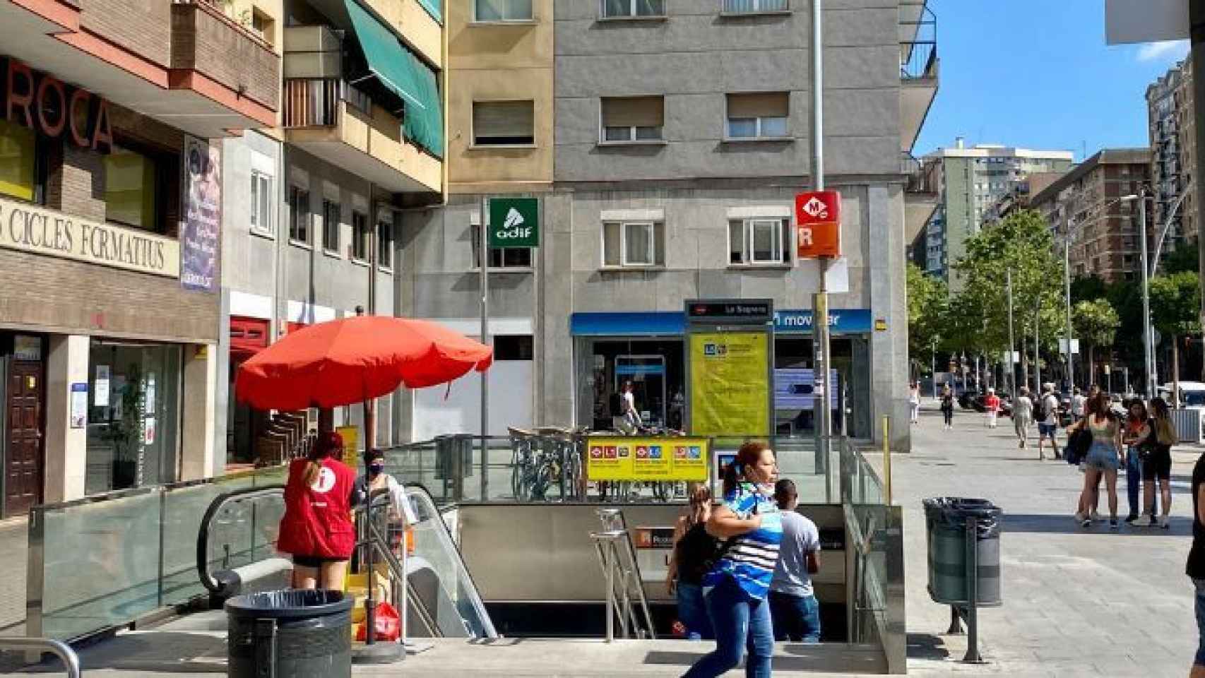 La entrada principal del metro de la Sagrera con un punto informativo por las obras / METRÓPOLI