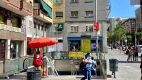 La entrada principal del metro de la Sagrera con un punto informativo por las obras / METRÓPOLI