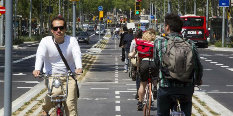 Ciclistas en el carril bici del paseo de Sant Joan / EFE