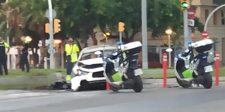 El coche, completamente destrozado, tras colisionar contra la catenaria del tranvía / METRÓPOLI