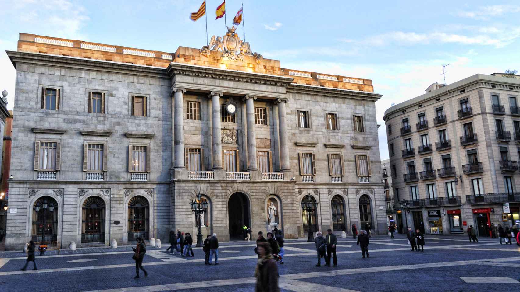 Plaza Sant Jaume de Barcelona con el Ayuntamiento