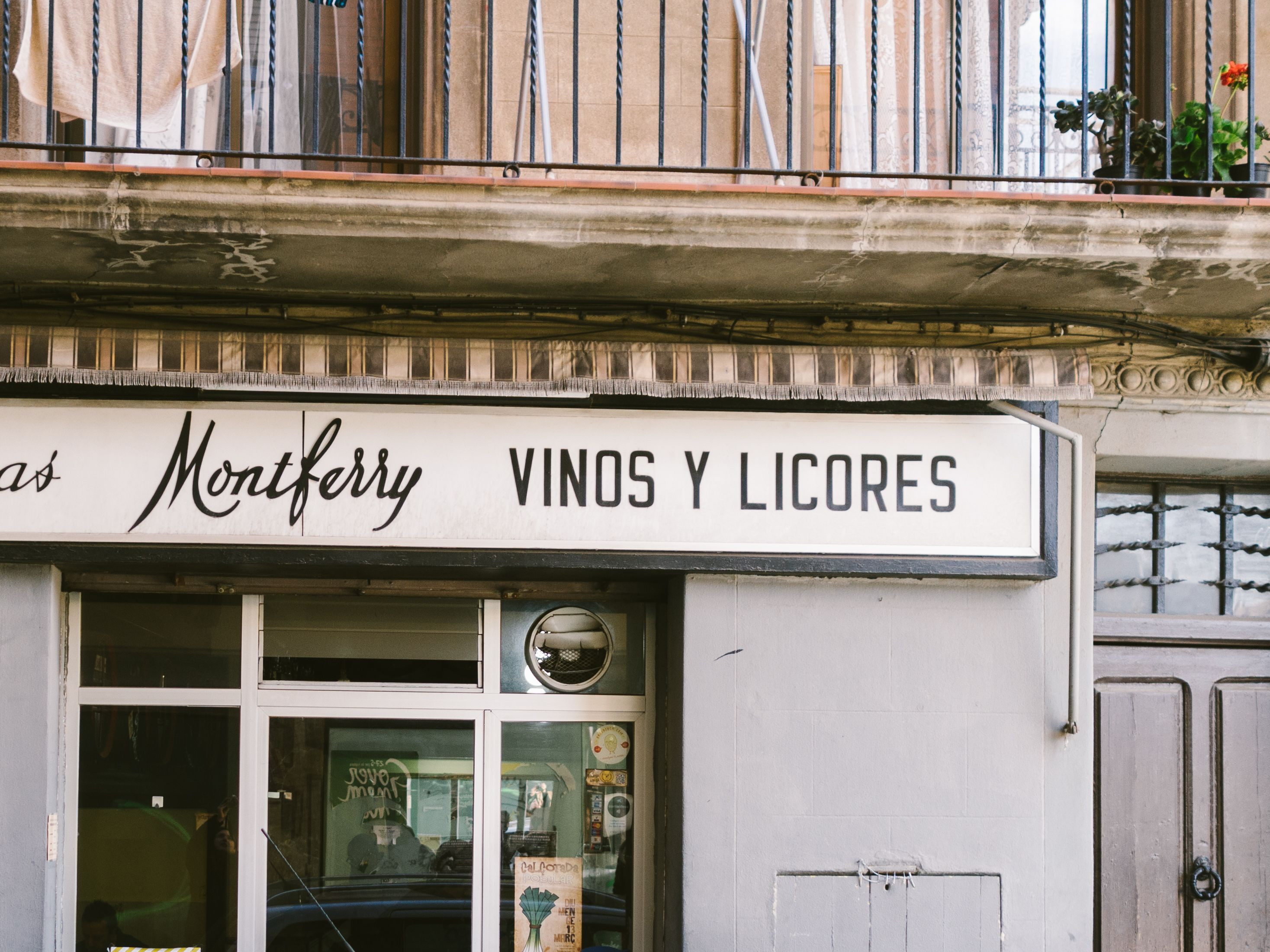 Exterior de la Bodega Montferry de Sants