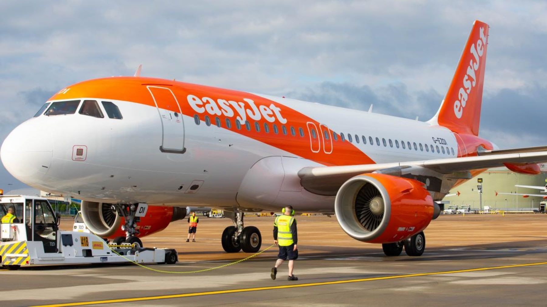 Avión de la aerolínea Easyjet en la pista de un aeropuerto