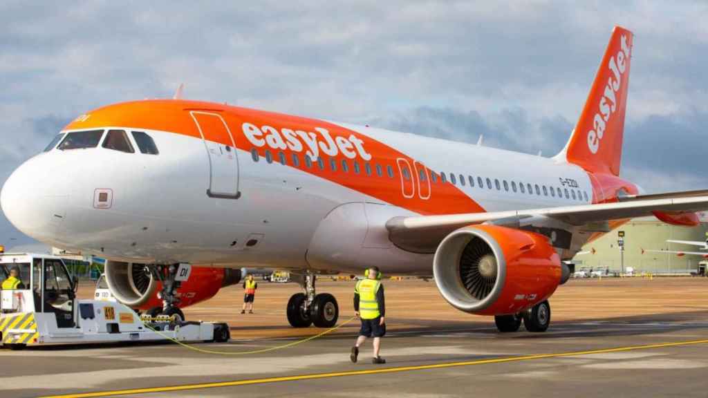 Avión de la aerolínea Easyjet en la pista de un aeropuerto / ARCHIVO