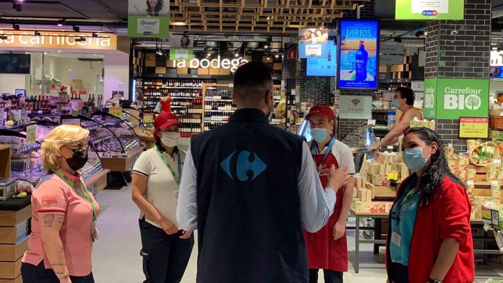 Trabajadores de Carrefour en un supermercado / CARREFOUR