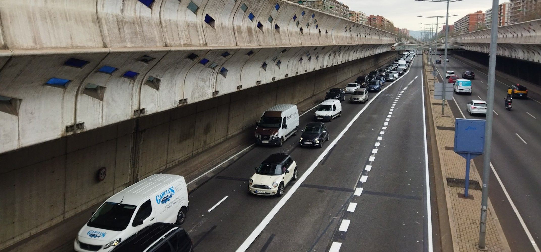 Los dos carriles de entrada a Barcelona por el túnel de Glòries, a la altura de la calle de Bilbao, colapsados / METRÓPOLI - JORDI SUBIRANA