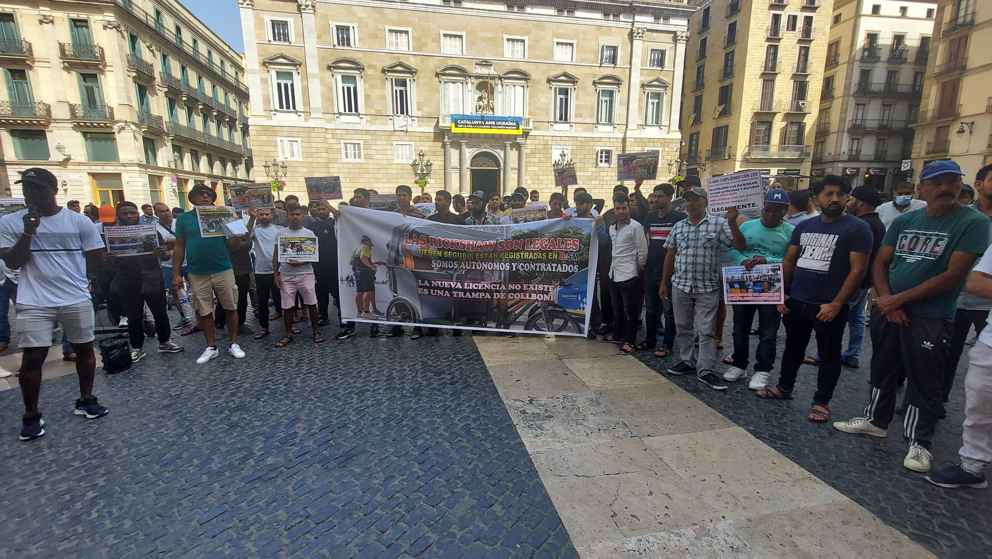 Manifestación de los conductores de bicitaxis en la plaza de Sant Jaume de Barcelona / CEDIDA