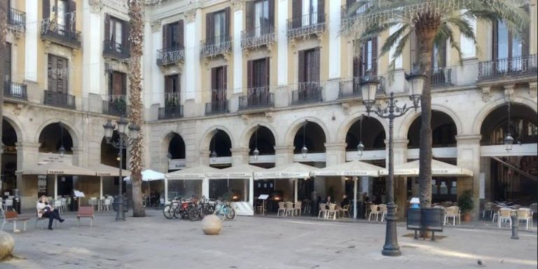 Terrazas de la plaza Reial, en el distrito de Ciutat Vella, en diciembre / METRÓPOLI - JORDI SUBIRANA