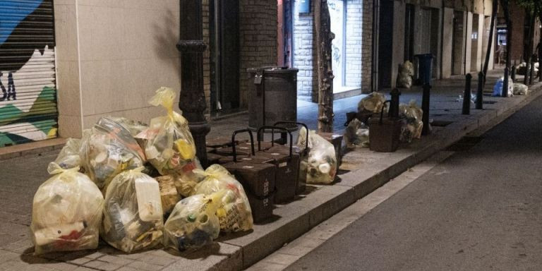 Montones de basura en una calle de Sant Andreu / METRÓPOLI