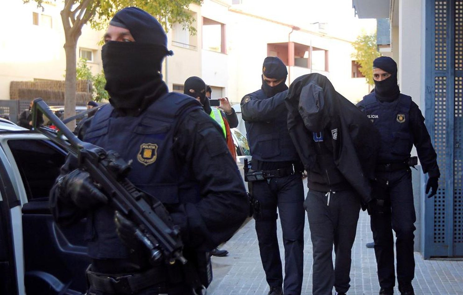 Agentes de los Mossos con un detenido / EFE