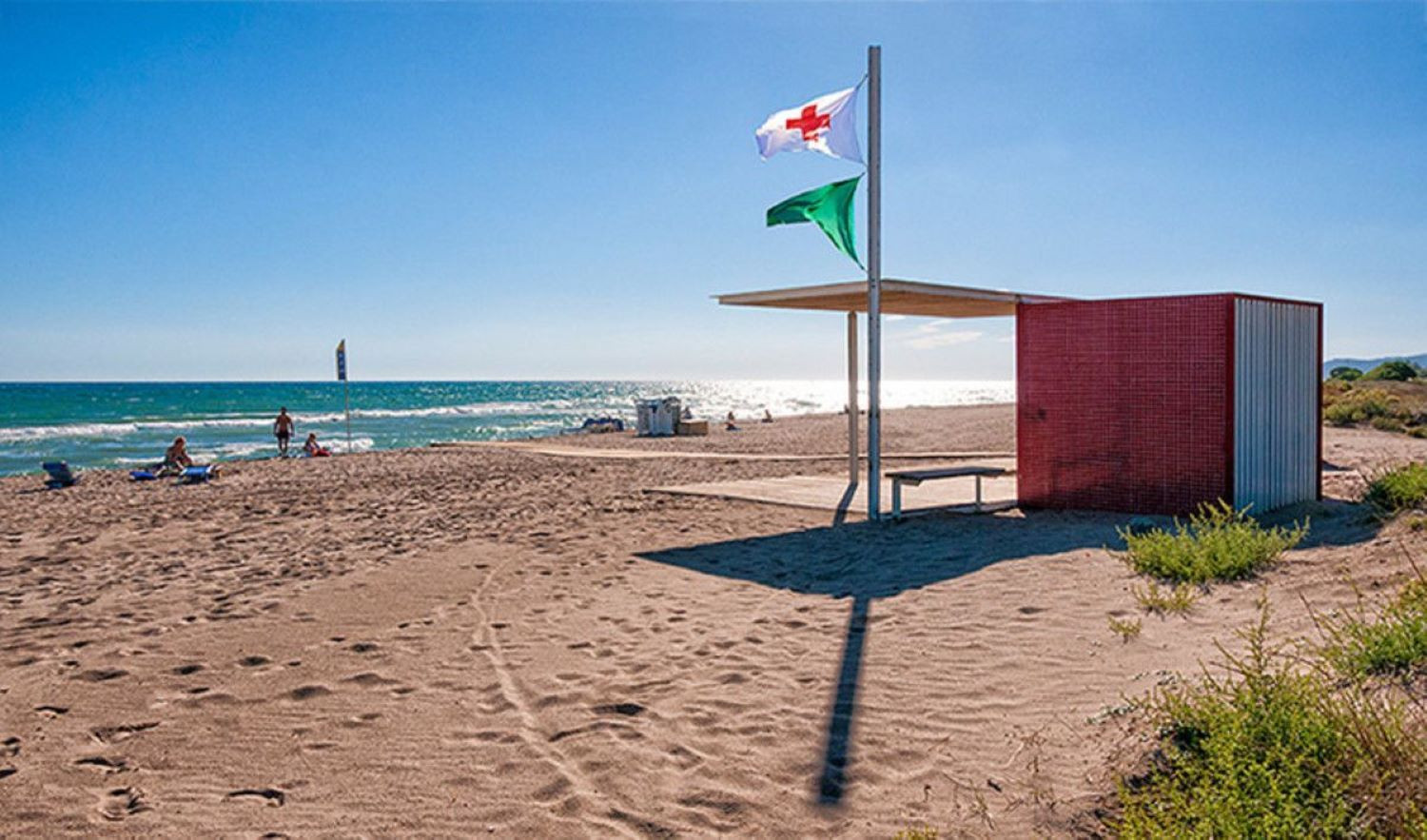 Playa de Gavà con la bandera verde ondeada / AMB
