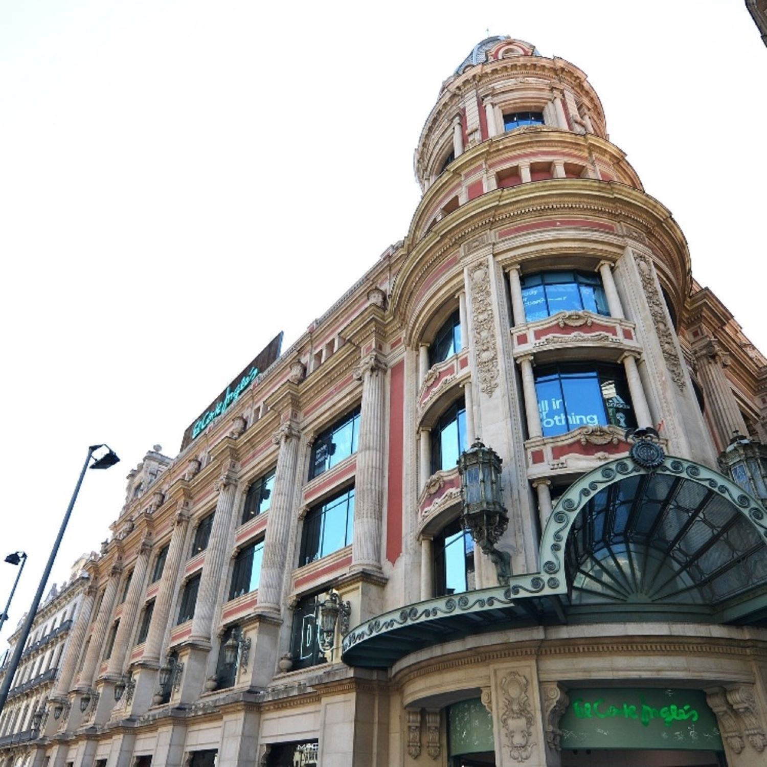 Exterior del edificio de El Corte Inglés en Portal de l'Àngel