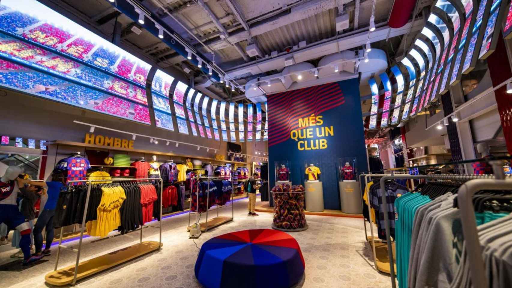 Interior de una tienda del FC Barcelona con los productos oficiales del club