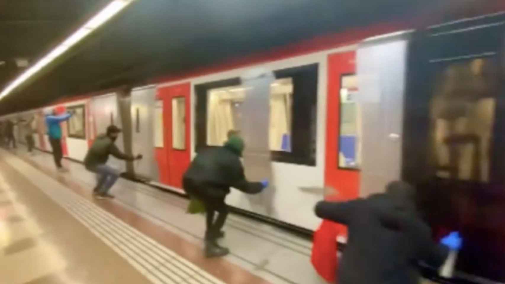 Encapuchados pintan un convoy del metro en la estación de Sant Roc / INSTAGRAM