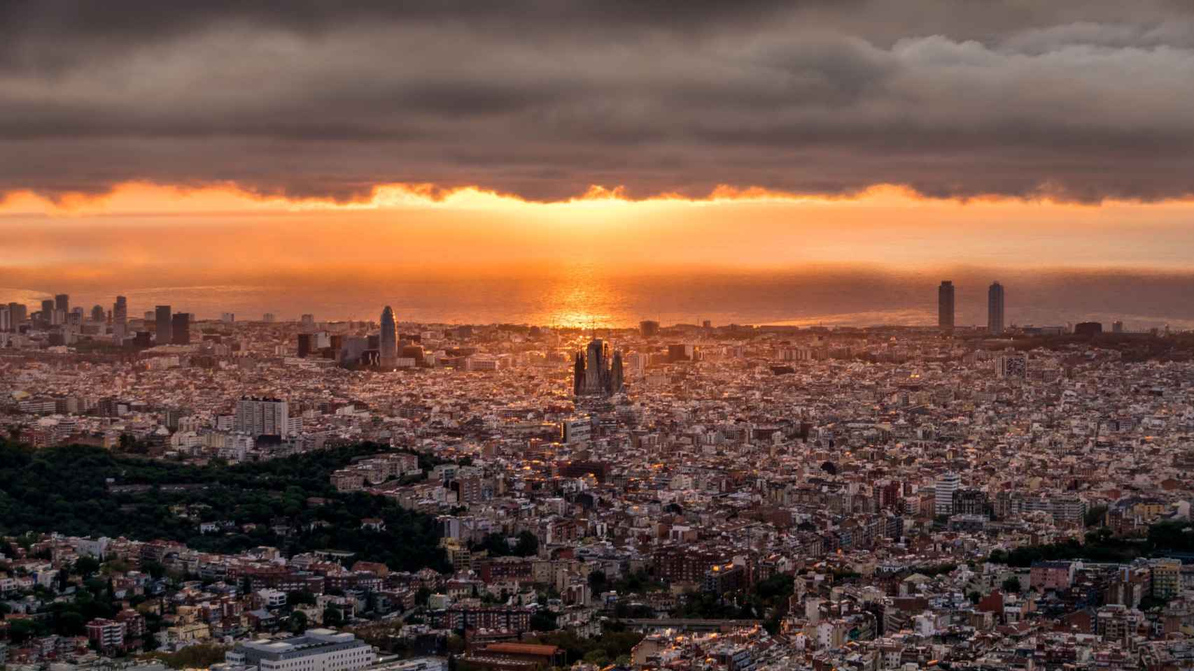 Vista panorámica de Barcelona durante un amanecer