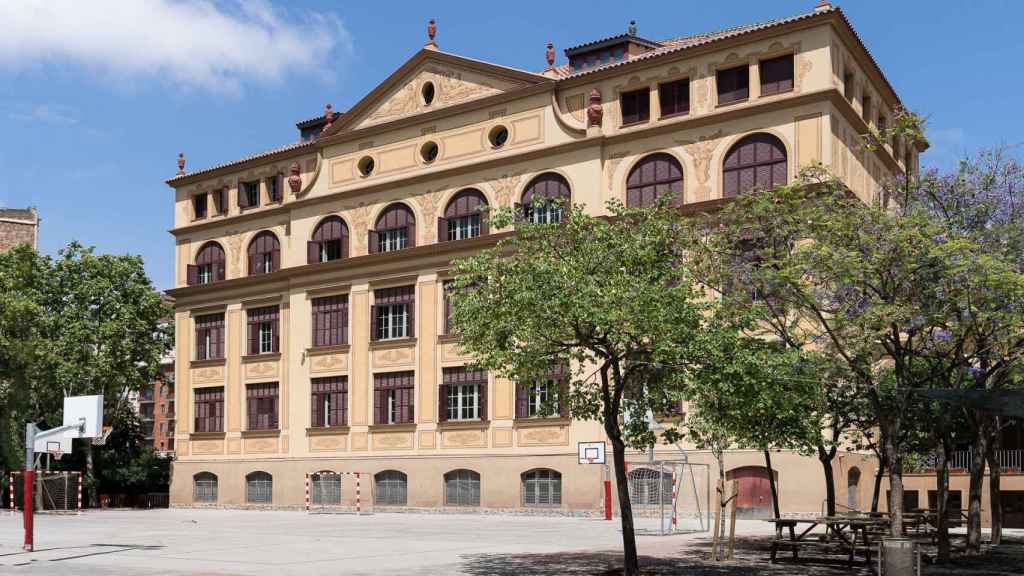 Fachada de la escuela Ramon Llull de Barcelona / INMA SANTOS