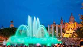 Centenares de personas observan el espectáculo de la Font Màgica / AYUNTAMIENTO BARCELONA