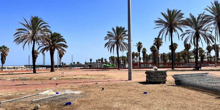 Restos de basura en la playa del Fòrum de Sant Adrià / ÁNGELA VÁZQUEZ