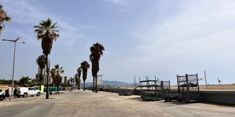 El paseo marítimo del Fòrum, con tarimas para acceder a la playa / ÁNGELA VÁZQUEZ