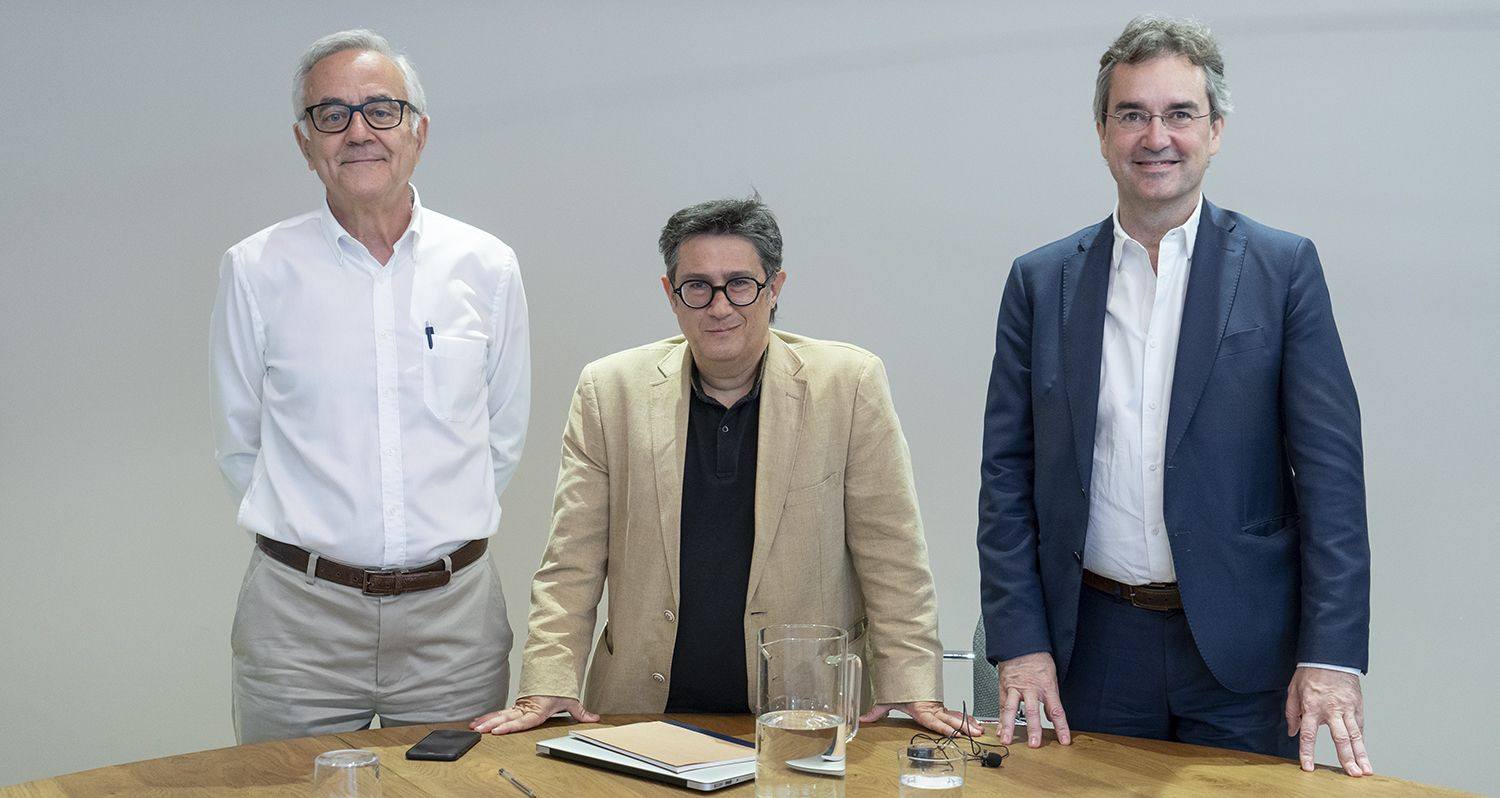 Miquel Puig, economista (i), Manel Manchón, director adjunto de Metrópoli (c) y Eduard Torres, presidente de Turismo de Barcelona (d) en las instalaciones de Metrópoli / LENA PRIETO (MA)