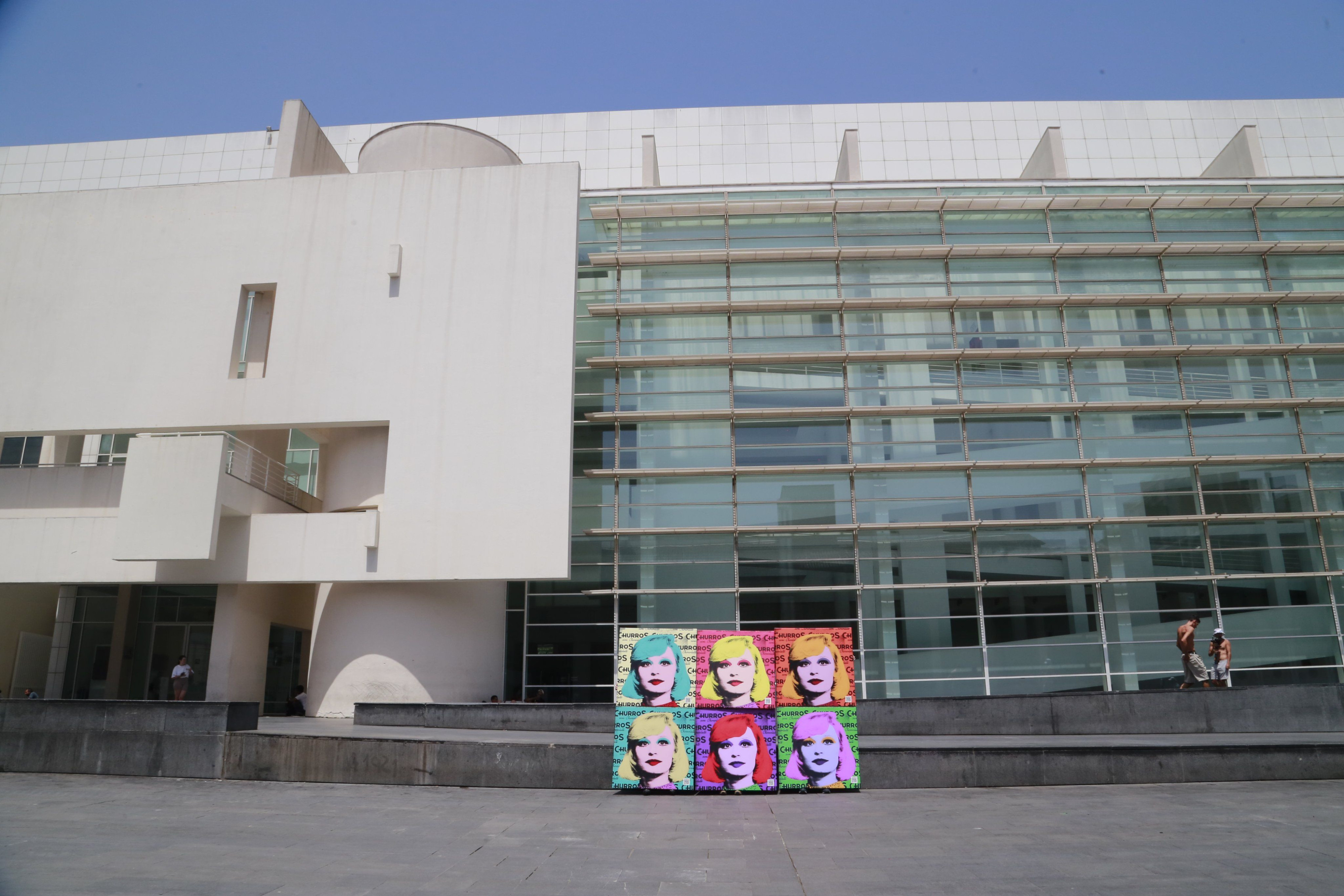 Cuadro de Raffaella Carrà en la plaza del MACBA / TWITTER