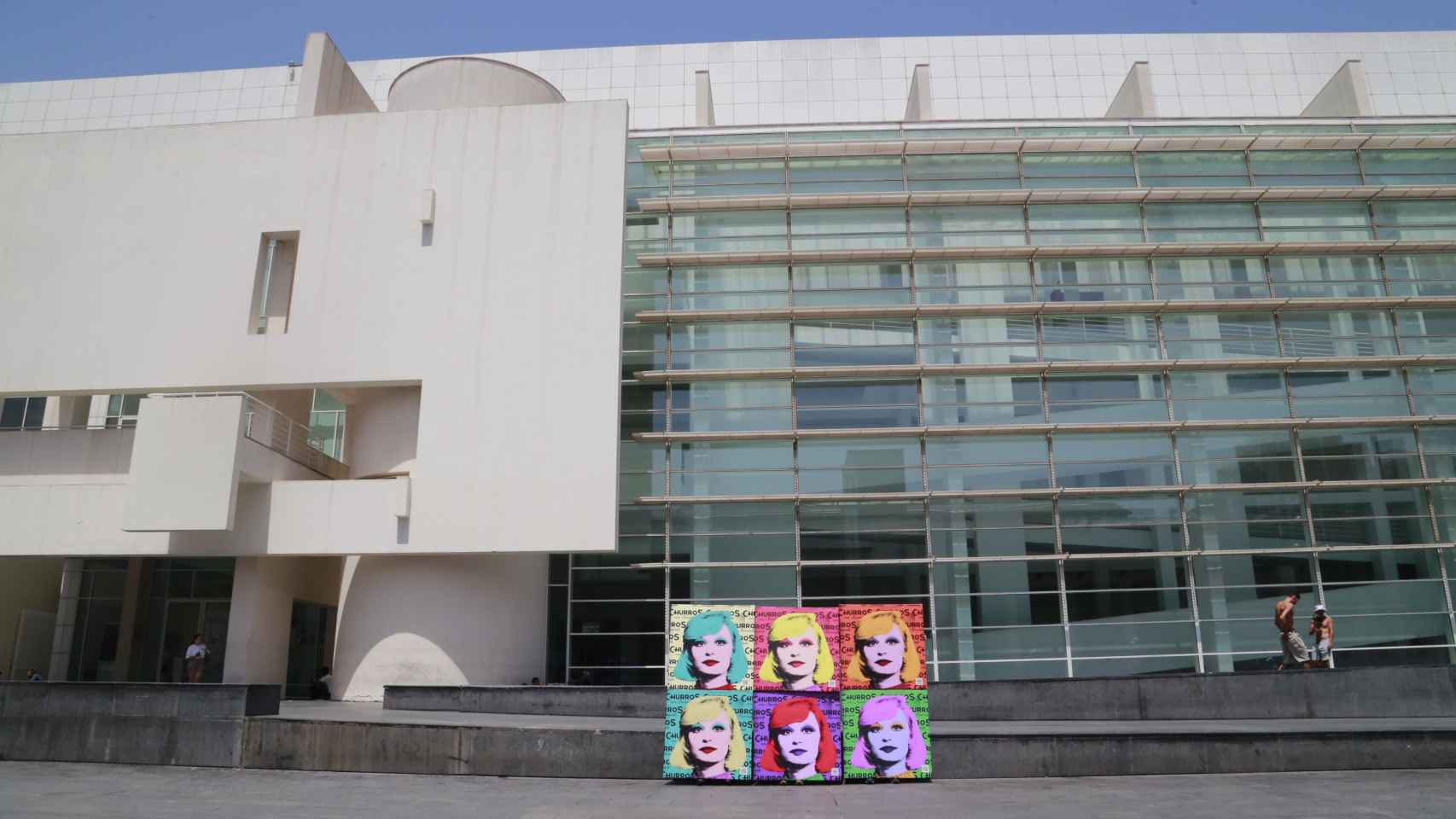 La plaza del MACBA, con un cuadro de Raffaella Carrà / TWITTER