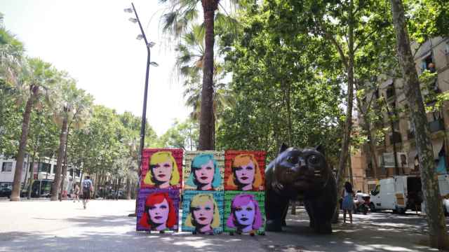 Cuadro de Raffaella Carrà junto al gato de Botero en la rambla del Raval / TWITTER