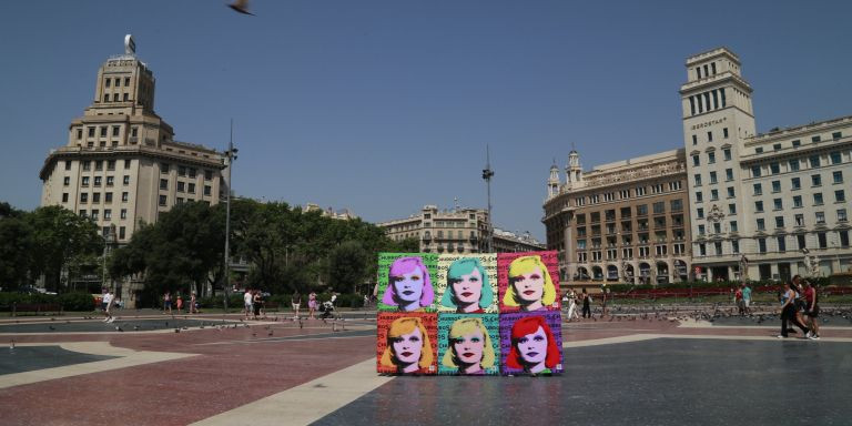 Cuadro de Raffaella Carrà en la plaza de Catalunya / TWITTER