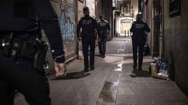 Agentes de la Guardia Urbana patrullan por una calle de Ciutat Vella / PABLO MIRANZO