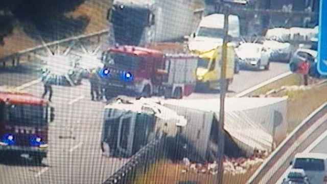 Camión volcado en la AP-7 / TRÀNSIT