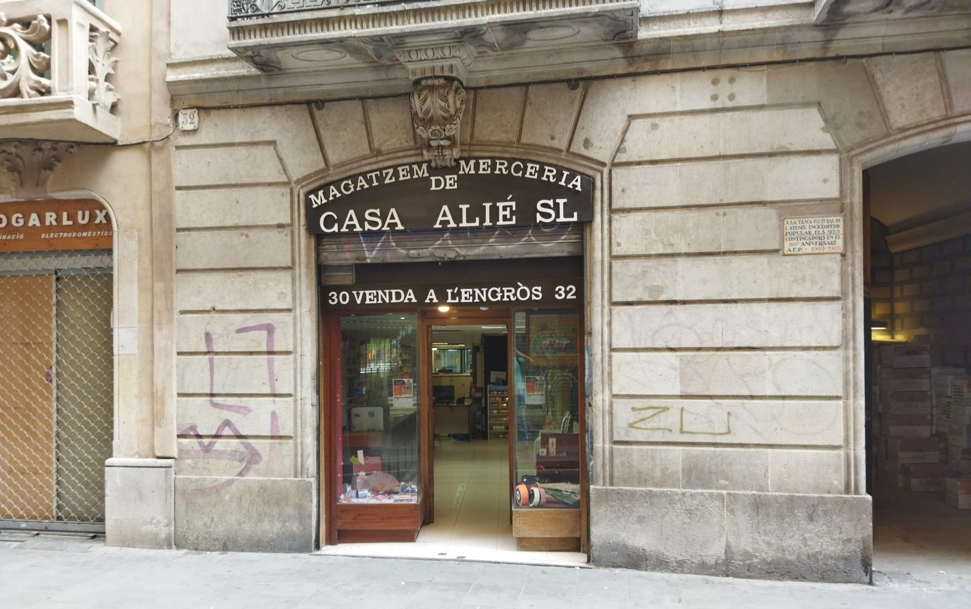 Fachada de la mercería Casa Alié, en el Raval / METRÓPOLI - JORDI SUBIRANA