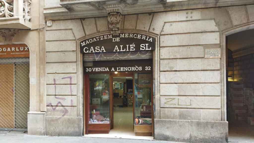 Fachada de la mercería Casa Alié, en el Raval / METRÓPOLI - JORDI SUBIRANA