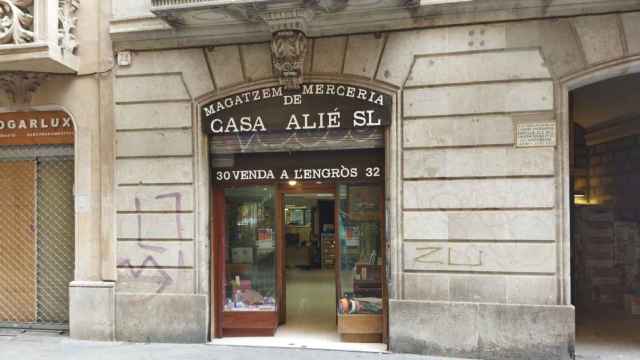 Fachada de la mercería Casa Alié, en el Raval / METRÓPOLI - JORDI SUBIRANA